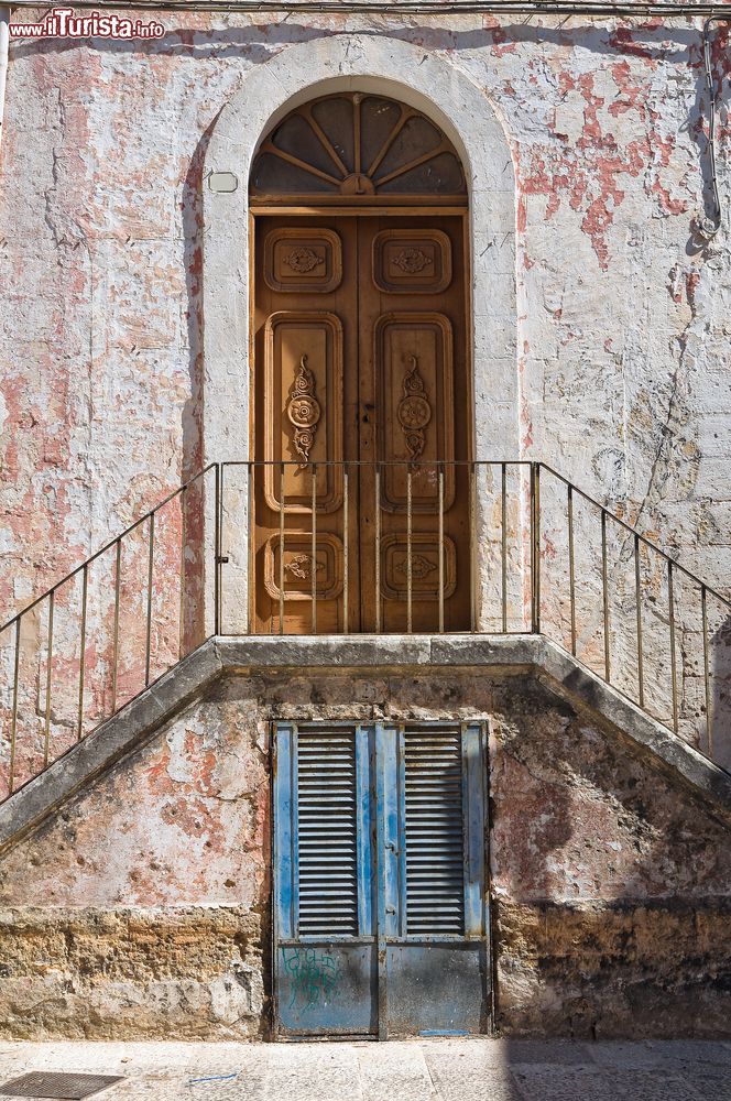 Immagine La bella porta in legno di un vecchio palazzo di Manduria, Puglia, Italia.