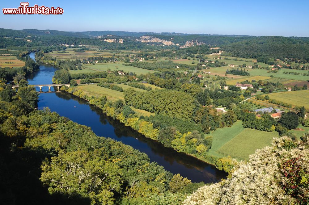 Immagine La bella valle della Dordogna vista dall'alto della città di Domme, Francia. Questo territorio, che deve il proprio nome al fiume che vi scorre, ospita un migliaio di castelli oltre a villaggi pittoreschi e paesaggi naturali mozzafiato.
