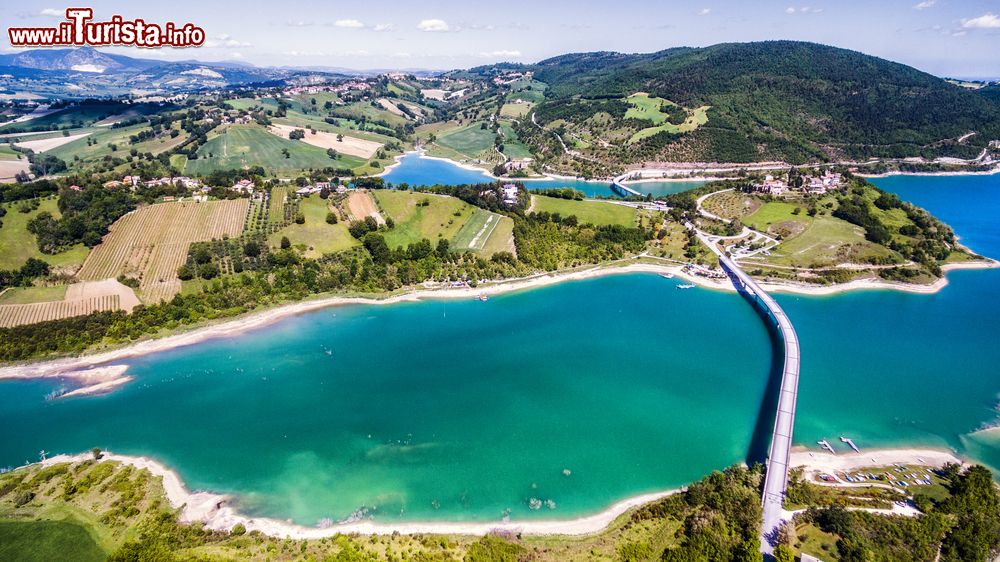 Immagine Una bella veduta dall'alto del lago di Cingoli, Marche. Meta di rotte migratorie per molte varietà di uccelli acquatici, questo lago è diventato Oasi Provinciale di Protezione Faunistica. E' inoltre sito di interesse comunitario per l'elevato valore naturalistico del bosco che lo circonda.