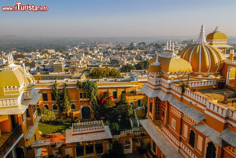 Immagine Una bella veduta del Deogarh Mahal Palace a Udaipur, Rajasthan, India. Sorto nel XVII° secolo, questo immesno palazzo è caratterizzato da cupole, decorazioni, smalti e murales.