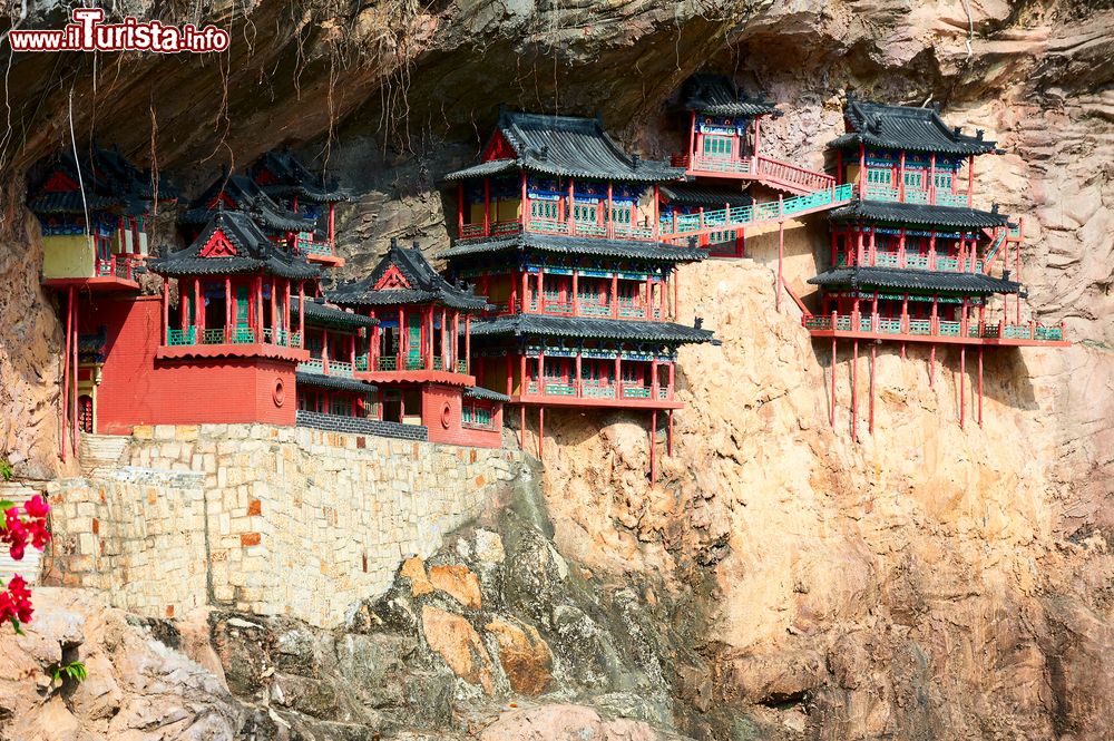 Immagine Una bella veduta del tempio sospeso nei pressi di Datong, Shanxi, Cina. Si tratta di un famoso esempio di architettura cinese scavato nella roccia.