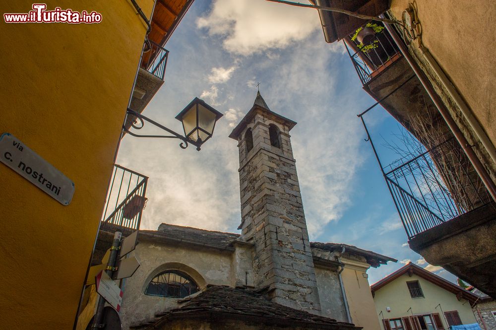 Immagine Una bella veduta dell'oratorio di Santa Elisabetta a Mergozzo, Piemonte. Santa Elisabetta è la patrona del rione "al Sasso".