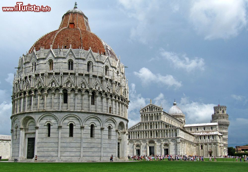 Immagine Una bella veduta di Piazza dei Miracoli con i suoi monumenti, Pisa, Toscana. Dal 1987 fa parte dei Patrimoni dell'Umanità dell'Unesco e rappresenta il centro artistico e culturale più famoso della città toscana.