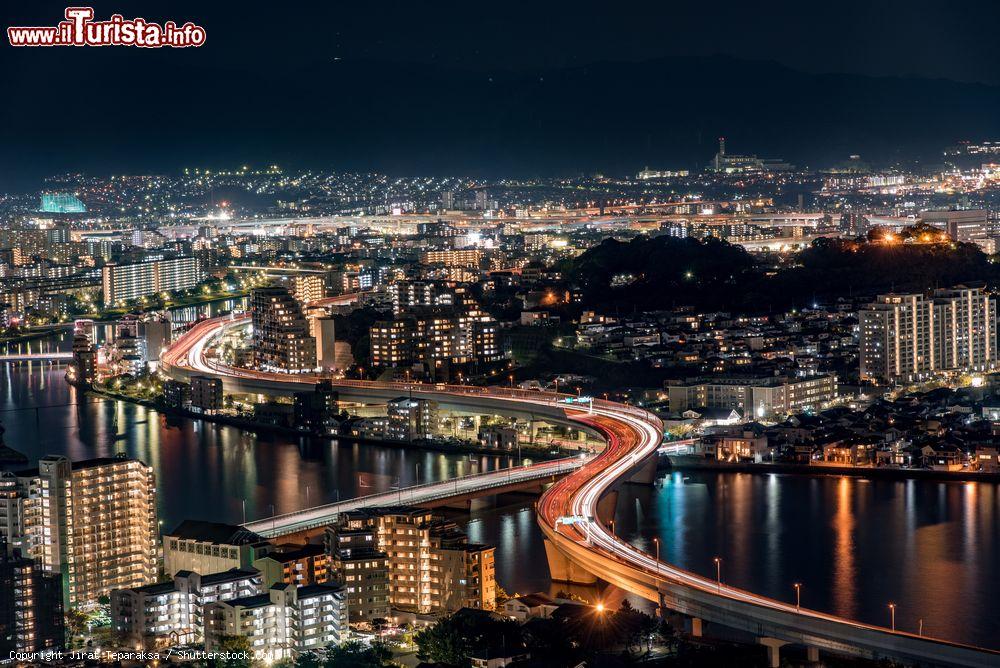Immagine Una bella veduta notturna della città dalla torre di Fukuoka, Giappone - © Jirat Teparaksa / Shutterstock.com