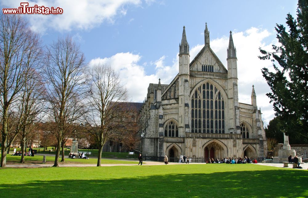 Immagine Una bella veduta panoramica della cattedrale di Winchester, Inghilterra. La facciata è caratterizzata dalla forma slanciata tipica del gotico, da un finto portico e da una enorme vetrata.