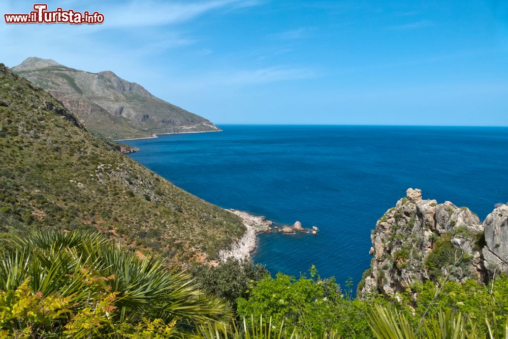 Immagine Una bella veduta panoramica della costa dell'Oasi dello Zingaro a  San Vito Lo Capo, Sicilia.