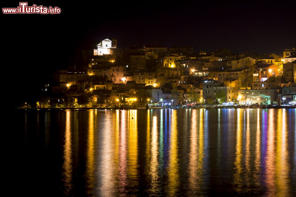 Immagine Una bella veduta panoramica di Anguillara Sabazia, provincia di Roma, by  night.