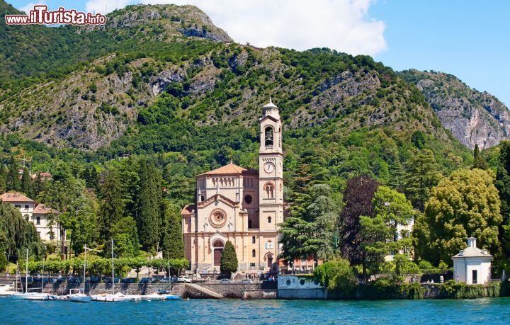 Immagine Una foto scattata dall'acqua verso la riva del lago, con il particolare della chiesa e delle montagne che circondano il lago di Como - foto © Fedor Selivanov / Shutterstock.com