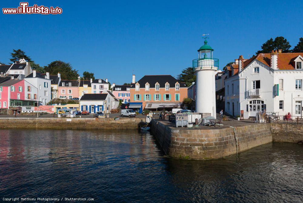 Immagine Belle Ile en Mer, Francia: la città di Sauzon con il porto e il faro - © Matthieu Photoglovsky / Shutterstock.com