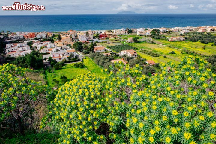 Immagine Il Belvedere di Brolo, uno dei punti panoramici della costa nord della Sicilia - © Standret / Shutterstock.com