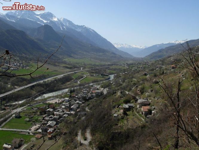 Immagine Belvedere di Chambave, panorama montagne sud Valle d'Aosta. Questa bella cittadina si trova a 486 metri di altitudine in una zona collinare coltivata a vitigni sin dall'antichità - © Gian Mario Navillod - CC BY-SA 3.0 - Wikipedia