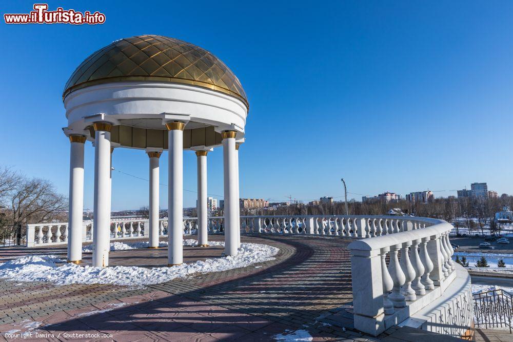 Immagine Belvedere nei pressi della cattedrale di San Theodore Ushakov a Saransk, Russia, in inverno con la neve - © Damira / Shutterstock.com