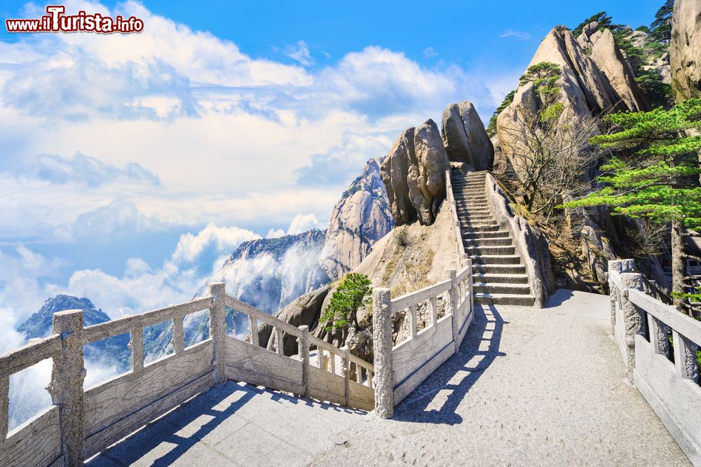Immagine Belvedere panoramico sulle Montagne Gialle nella provincia di Anhui, Cina.