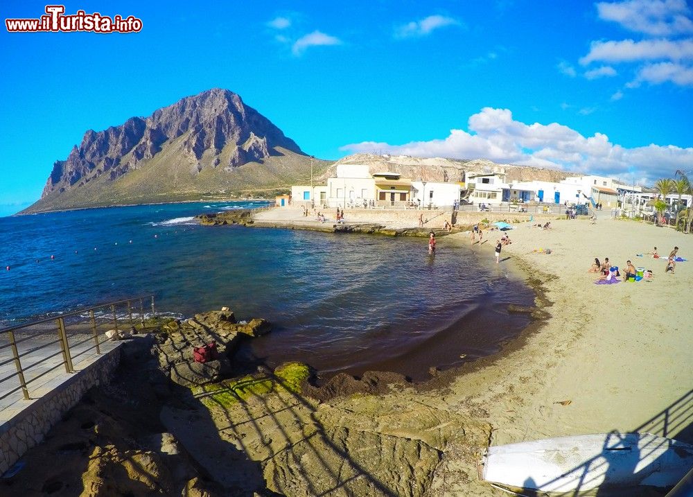 Immagine Belvedere sul molo di Cornino e la spiaggia con il monte Cofano sullo sfondo - © Andrea Albini, CC BY-SA 3.0, Wikipedia