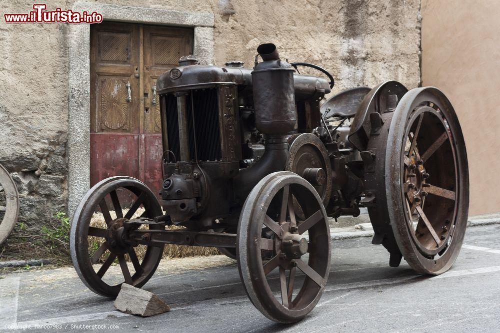 Immagine Benetutti, Sardegna: un Landini L25, esposto nelle vie del centro durante una fiera © Marco7983 / Shutterstock.com