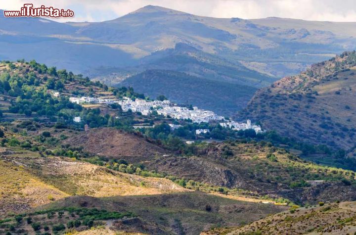 Immagine Berchules il villaggio bianco nelle Alpujarras di Granada in Andalusia (Spagna). Questo "pueblo blanco" è famoso per la sua festa di capodanno in Estate, la "nocheveja en Agosto" - © Fotomicar / Shutterstock.com