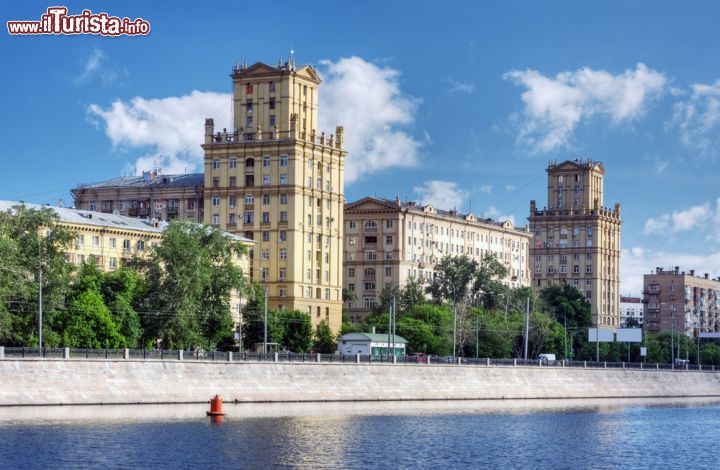 Immagine Edificio costruito durante il governo di Stalin a Mosca, Russia - Si chiama Berezhkovskaya  questo palazzo fatto edificare nel periodo di governo staliniano - © OlegDoroshin / Shutterstock.com