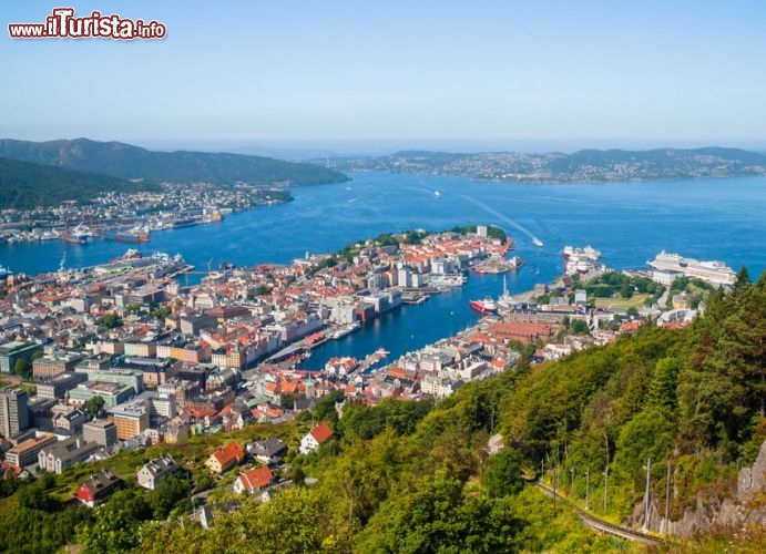 Immagine Bergen fotografata dal monte Floyen, raggiungibile con una funicolare: da qui si gode di un panorama spettacolare sul fiordo - © Petroos / Shutterstock.com 