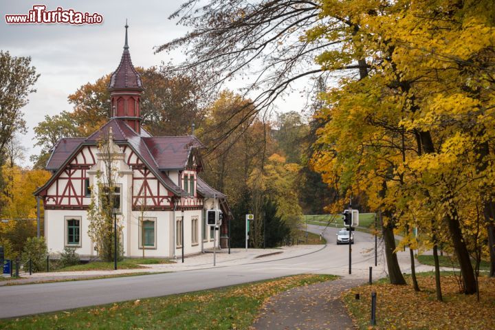 Immagine Bergpark a Kassel, Germania - Il foliage autunnale lo rende uno dei luoghi imperdibili durante un tour alla scoperta di questa città. Si tratta del più grande parco rupestre d'Europa: la sua costruzione iniziò nel 1696 e si protrasse per circa 150 anni. E' celebre soprattutto per la statua di Ercole e le cascate in pietra create dalll'italiano Giovanni Francesco Guerniero © teka / Shutterstock.com