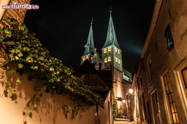 Immagine Deventer (Paesi Bassi): in Bergstraat sorge la Bergkerk, una chiesa costruita nel XIII secolo che fonde alcuni elementi romanici e gotici - foto © RPW de Jong / Shutterstock.com