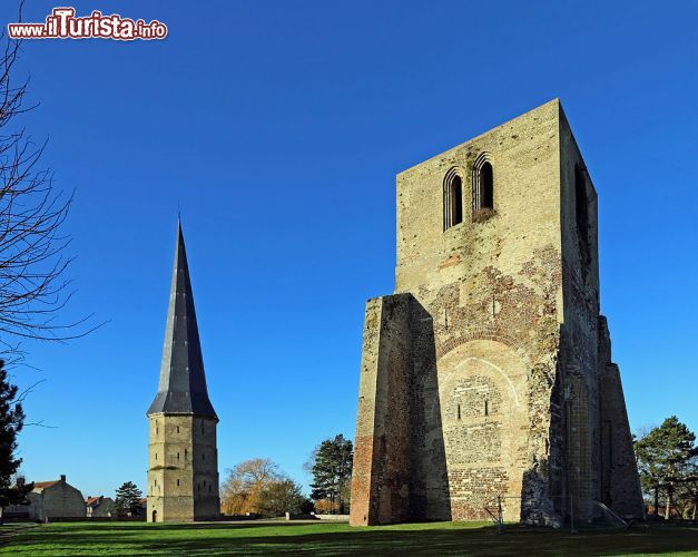 Immagine Le vestigia dell'abbazia di Saint Winoc sono visibili sulla collina nota come Groenberg nella città di Bergues, nella regione Nord-Passo di Calais, in Francia.