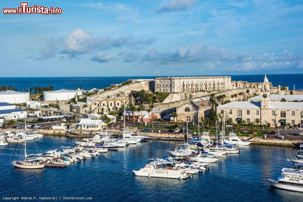 Immagine Bermuda con panorama su King's Wharf e le prigioni dell'epoca britannica. In primo piano yachts e barche ormeggiate al porto - © Andrew F. Kazmierski / Shutterstock.com