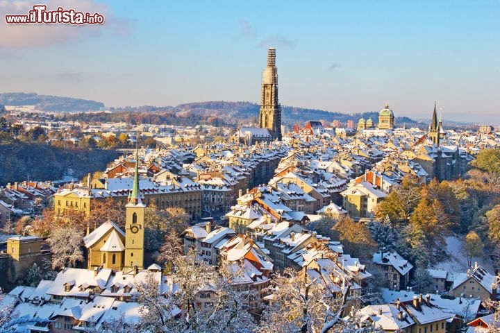 Immagine Berna, veduta dall'alto della città innevata nel periodo natalizio - © Fedor Selivanov / Shutterstock.com