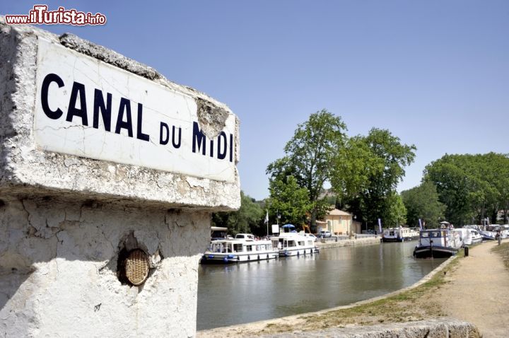 Immagine Insegna del Canal du Midi a Beziers, Francia. Si tratta di un canale artificiale francese lungo 241 chilometri che collega il fiume Garonna al mar Mediterraneo - © 202211698 / Shutterstock.com