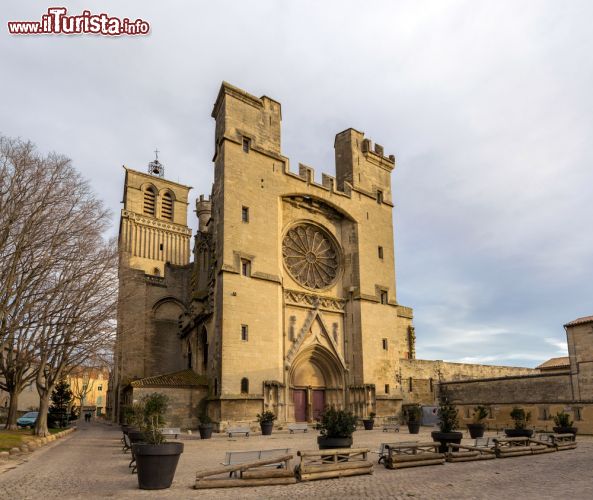 Immagine Beziers, Languedoca: la cattedrale di San Nazario con le due possenti torri. Al suo interno si trovano affreschi del XIV° secolo - © 176949539 / Shutterstock.com