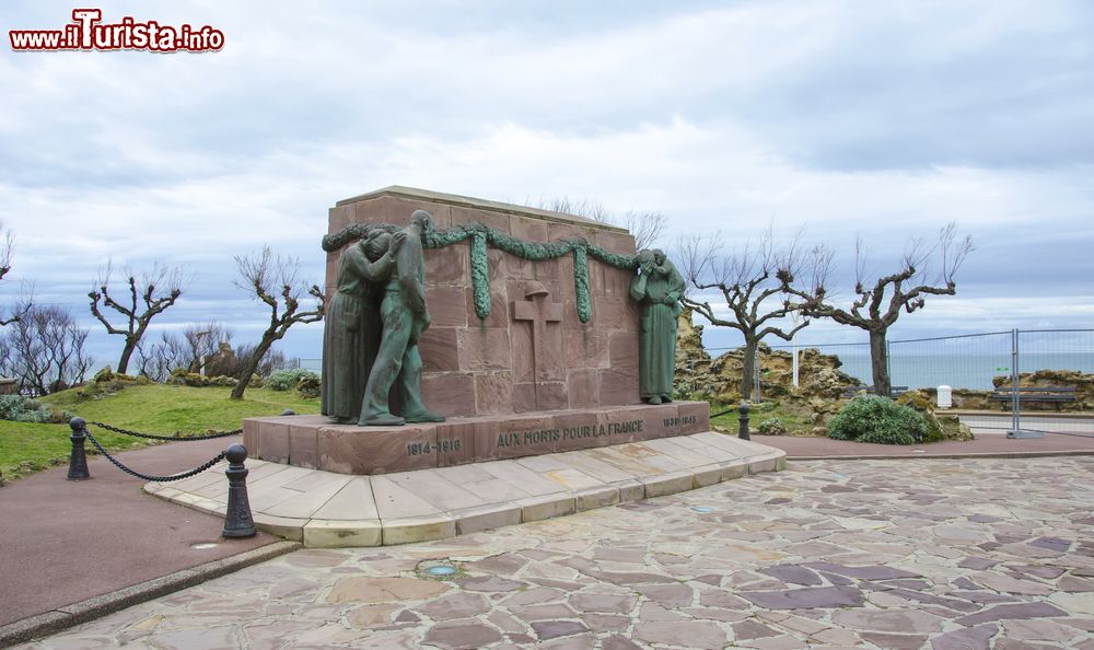 Immagine Biarritz, monumento in memoria dei soldati uccisi nelle due guerre mondiali (Francia).