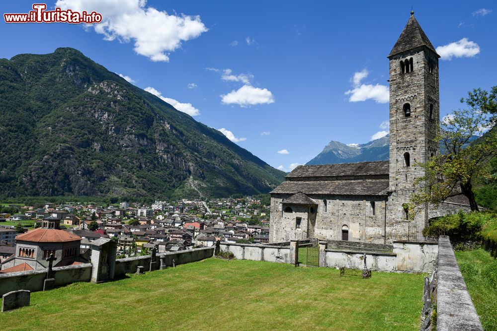 Immagine Biasca nel Canton Ticino in Svizzera: in prmo piano la Chiesa dei Santi Pietro e Paolo