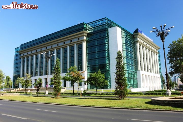 Immagine La Biblioteca Nazionale Romena si trova nel centro di Bucarest, di fronte al Palazzo del Parlamento, dove rappresenta un punto di riferimento per la vita culturale del paese. Contiene circa 12 milioni di libri e conta 14 sale di lettura, varie sale per conferenze e 15 mila mq adibiti a mostre e eventi © Rechitan Sorin / Shutterstock.com