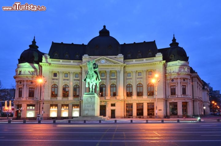 Immagine La Biblioteca Centrale dell'Università di Bucarest è il fiore all'occhiello della cultura nella capitale romena. Il palazzo universitario, cominciato nel 1857, è in stile barocco e si affaccia sulla Piazza dell'Università © Emi Cristea / Shutterstock.com