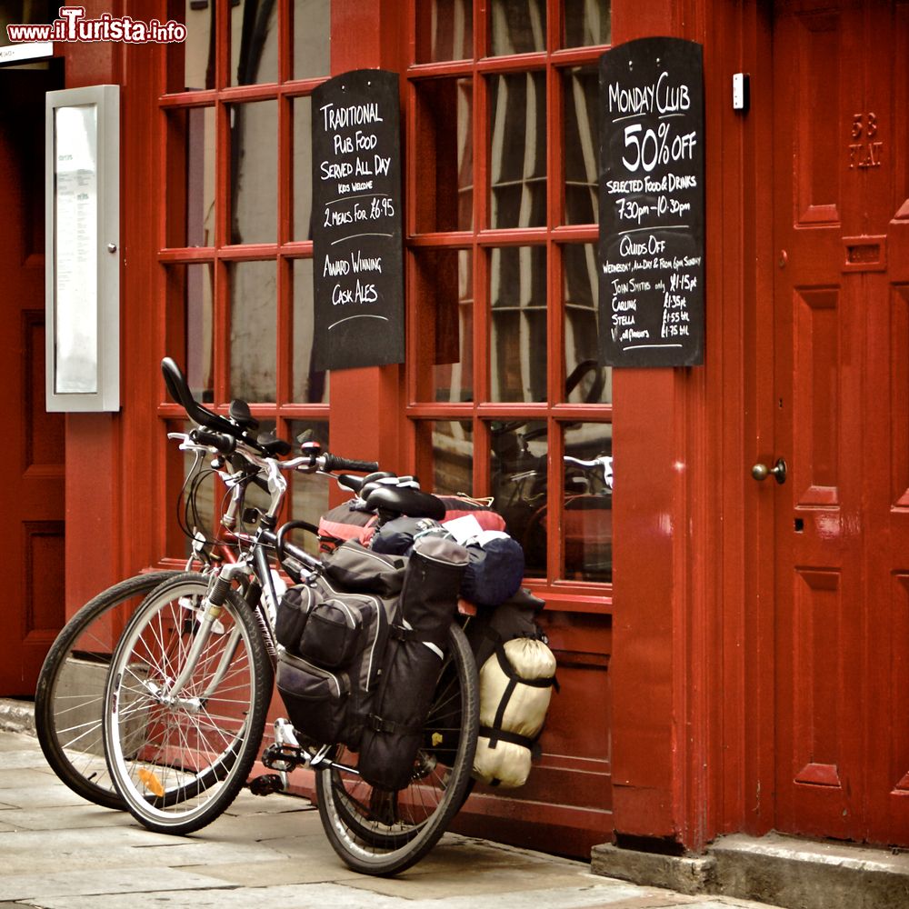 Immagine Biciclette appoggiate all'ingresso di un pub nel centro di Durham, Inghilterra. Sono tanti gli appassionati delle due ruote che attraversano questo territorio del Regno Unito in sella alla loro bici.