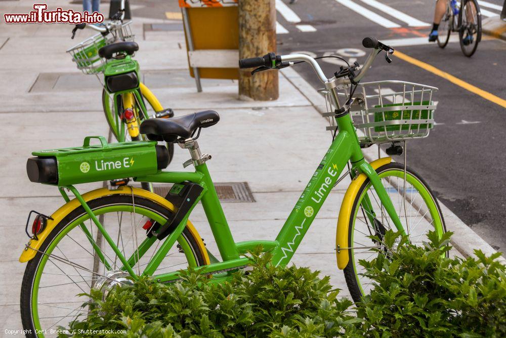 Immagine Biciclette in una via del centro storico di Seattle, Washington (USA). Sono noleggiabili da Lime E Bike - © Ceri Breeze / Shutterstock.com