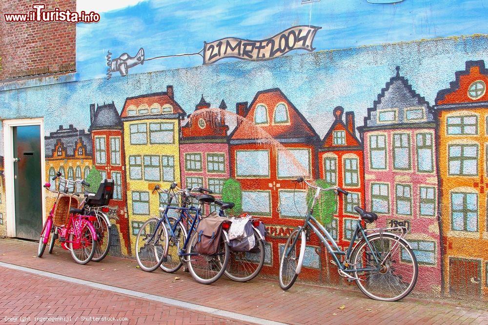 Immagine Biciclette parcheggiate lungo le mura dipinte delle tradizionali case olandesi a Leeuwarden, Paesi Bassi - © ingehogenbijl / Shutterstock.com