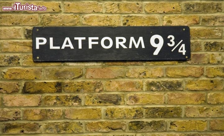 Immagine L'insegna del Binario 9¾ dell'Hogwarts Express alla Kings Cross Station di Londra, Inghilterra.Il treno percorre questa corsa circa sei volte l'anno e trasporta gli studenti al castello di Hogwarts - © Awe Inspiring Images / Shutterstock.com