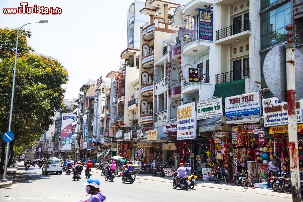Immagine Una strada di Ho Chi Minh City, l'ex Saigon (Vietnam), nella zona del Binh Tay Market, il mercato centrale di Cholon - © Melinda Nagy / Shutterstock.com