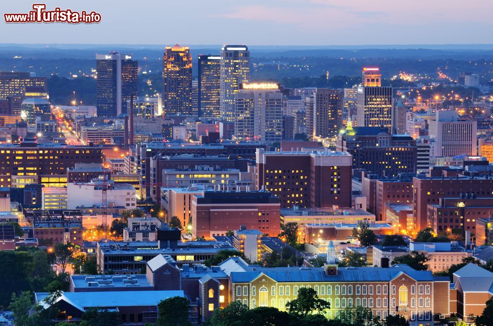 Immagine Birmingham by night, Alabama, USA. Questa città viene considerata la capitale culturale e artistica dell'Alabama grazie anche alla presenza di numerose gallerie d'arte.