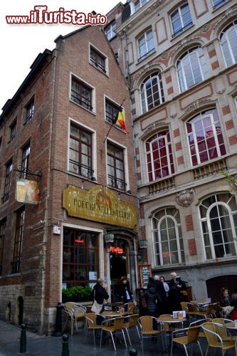 Immagine Poechenellekelder, Bruxelles: in questo locale storico della capitale, situato proprio di fronte alla fontana del Manneken Pis, si possono assaggiare le birre belghe in un ambiente particolare, dove alle pareti sono appese le marionette che un tempo andavano in scena negli spettacoli che proprio qui si tenevano.