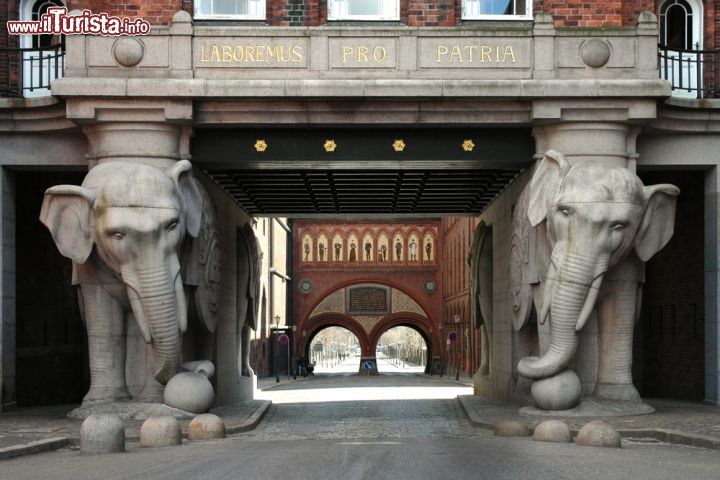 Immagine La visita alla Carlsberg Brewery è uno dei must per chi compie un viaggio a Copenaghen, la capitale della Danimarca - © Martin D. Vonka / Shutterstock.com