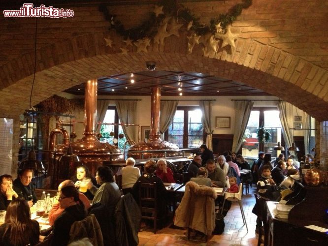 Immagine Oltre che visitare la fabbrica della birra, il birificio di Pedavena consente di gustare specialità gastronomiche locali accompagnate dalla famosa birra 