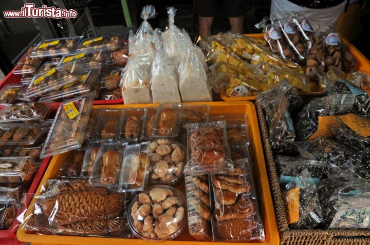 Immagine Biscotti e dolci confezionati in uno dei tanti negozi alimentari di Singapore - © Sonja Vietto Ramus