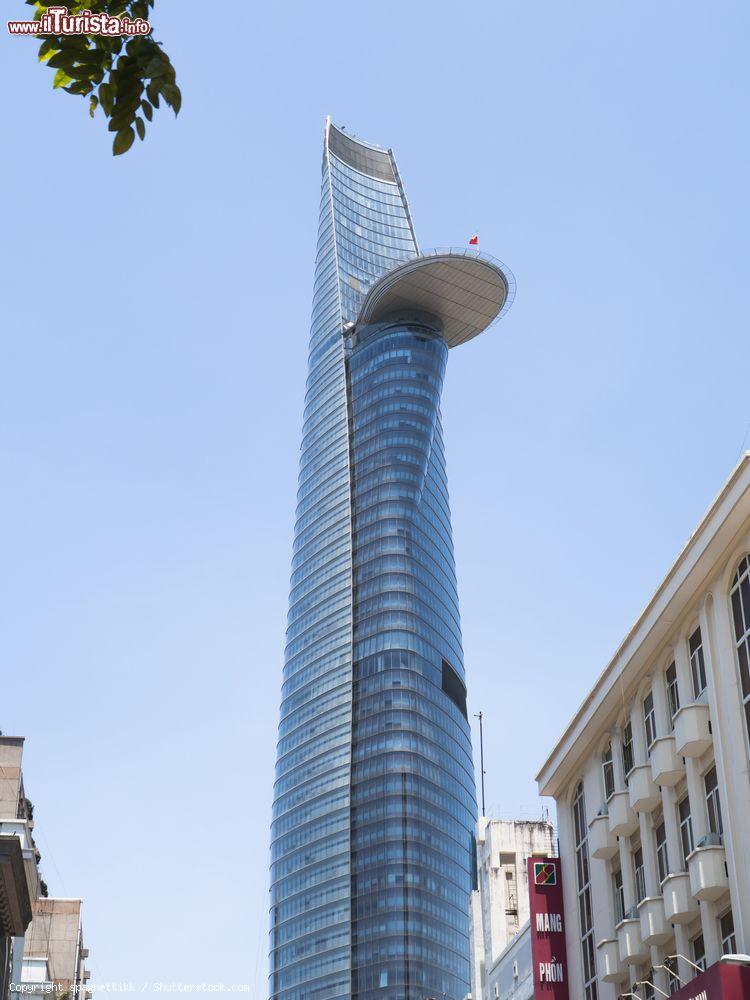 Immagine La Bitexco Financial Tower si trova nel cuore di Ho Chi Minh City. È alta 262 metri e ospita uno skydeck da cui osservare il panorama cittadino - © spaghettikk / Shutterstock.com