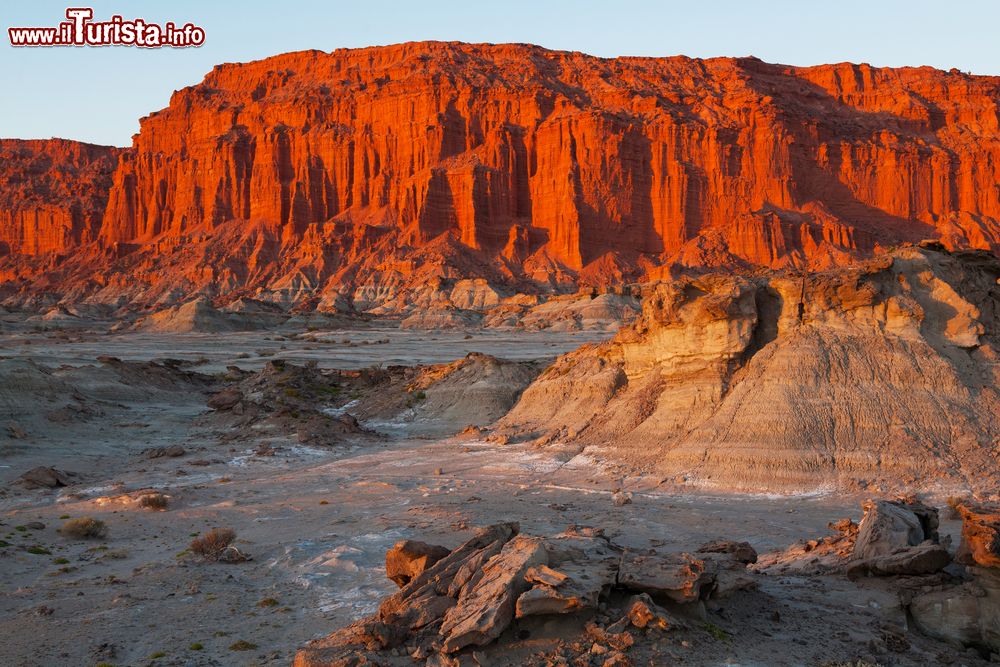 Immagine Bizzarre formazioni rocciose fotografate al tramonto nella Valle della Luna a San Juan, Argentina.