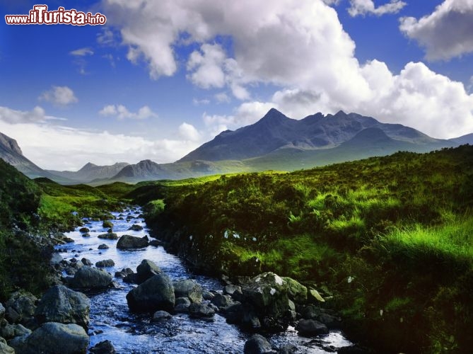 Immagine Black Cuillin, la montagna alta quasi 1000 metri sull'Isola di Skye (Scozia). Siamo tra i paesaggi più spettacolari delle Highlands scozzesi - © David Hughes / Shutterstock.com