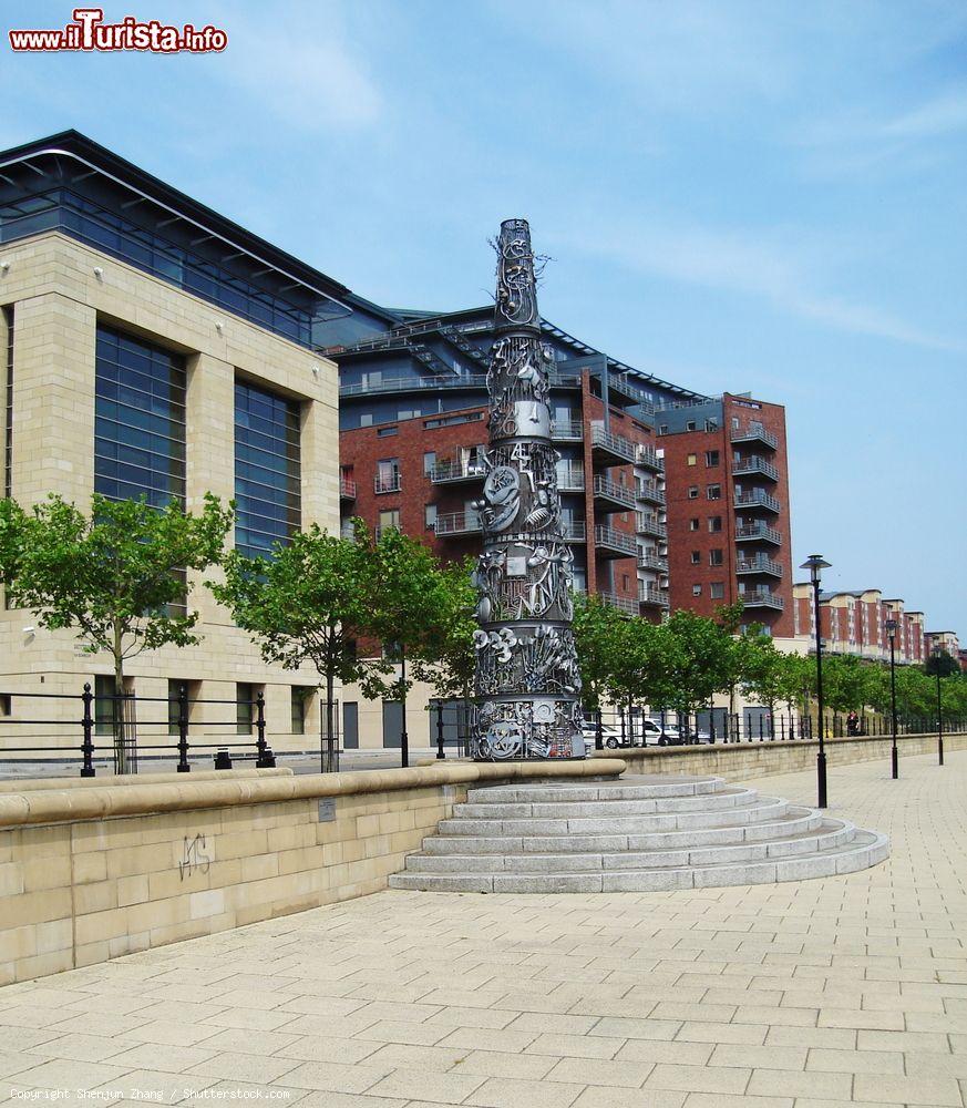 Immagine "Blacksmith's Needle" a Quayside, Newcastle upon Tyne, Inghilterra. Si tratta di una scultura realizzata dalla British Artist Blacksmiths Association con struttura in metallo e oggetti in acciaio forgiato a mano - © Shenjun Zhang / Shutterstock.com