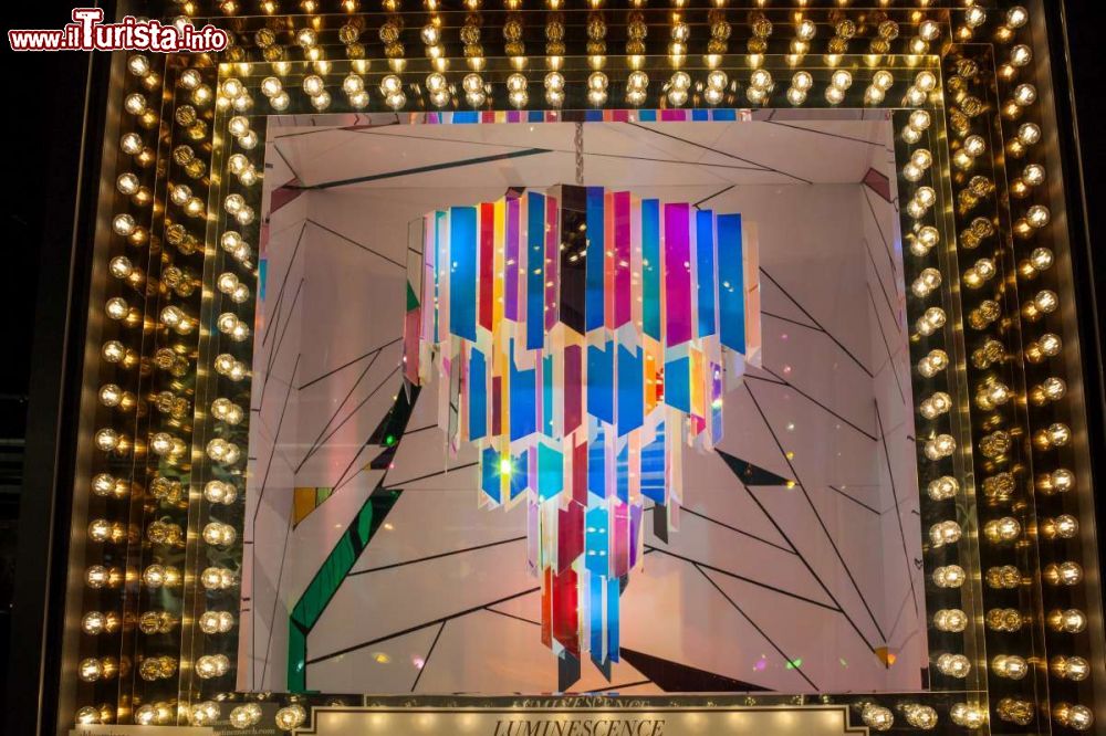 Immagine Una finestra di Bloomingdale's, uno dei più importanti grandi magazzini di New York City - foto © Christopher Postlewaite
