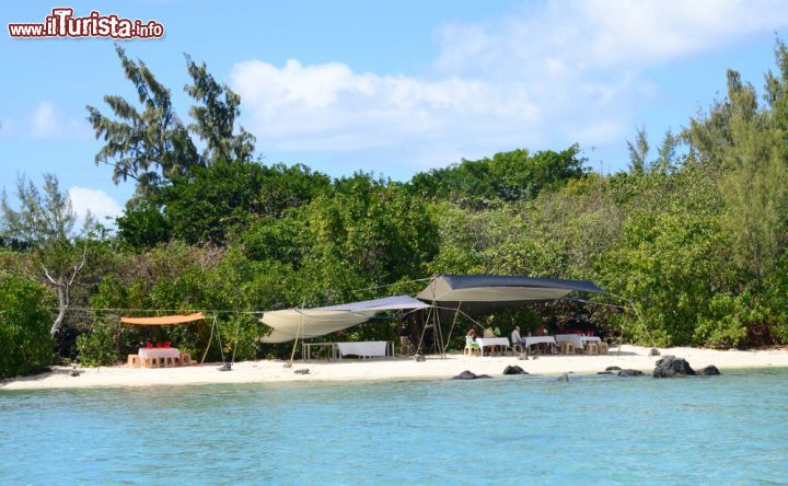 Immagine Blue Bay vicino a Mahebourg, Mauritius -  Una delle più belle spiagge di Mauritius si trova a Blue Bay dove le profonde acque del golfo ricordano un grande occhio blu circondato dal turchese di quelle basse lagunari. Qui, dove si trova il regno dello snorkeling e delle immersioni oltre che delle escursioni in kayak, il paesaggio è un vero e proprio capolavoro con colori contrastanti e luce brillante © Pack-Shot / Shutterstock.com