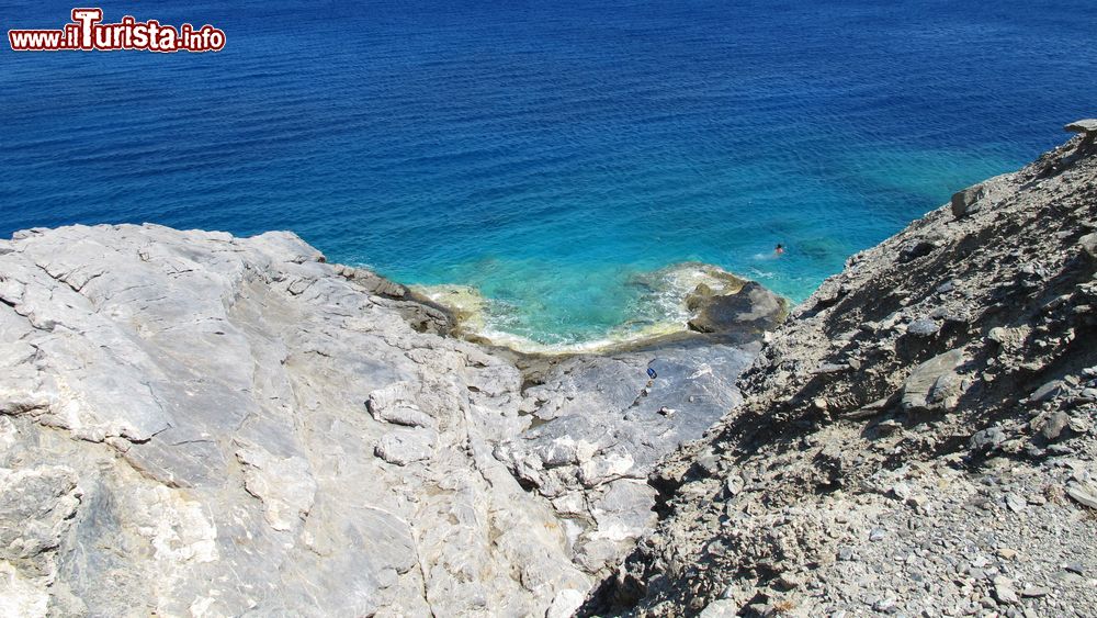 Immagine Blue Beach sull'isola di Amorgos, Grecia. Siamo nel territorio più orientale dell'arcipelago delle Cicladi.
